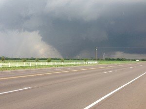800px-May_20,_2013_Moore,_Oklahoma_tornado